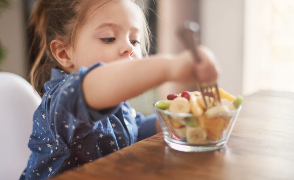 Mała dziewczynka i sałatka z owoców. Zdrowa dieta. Przedszkole Lubartów